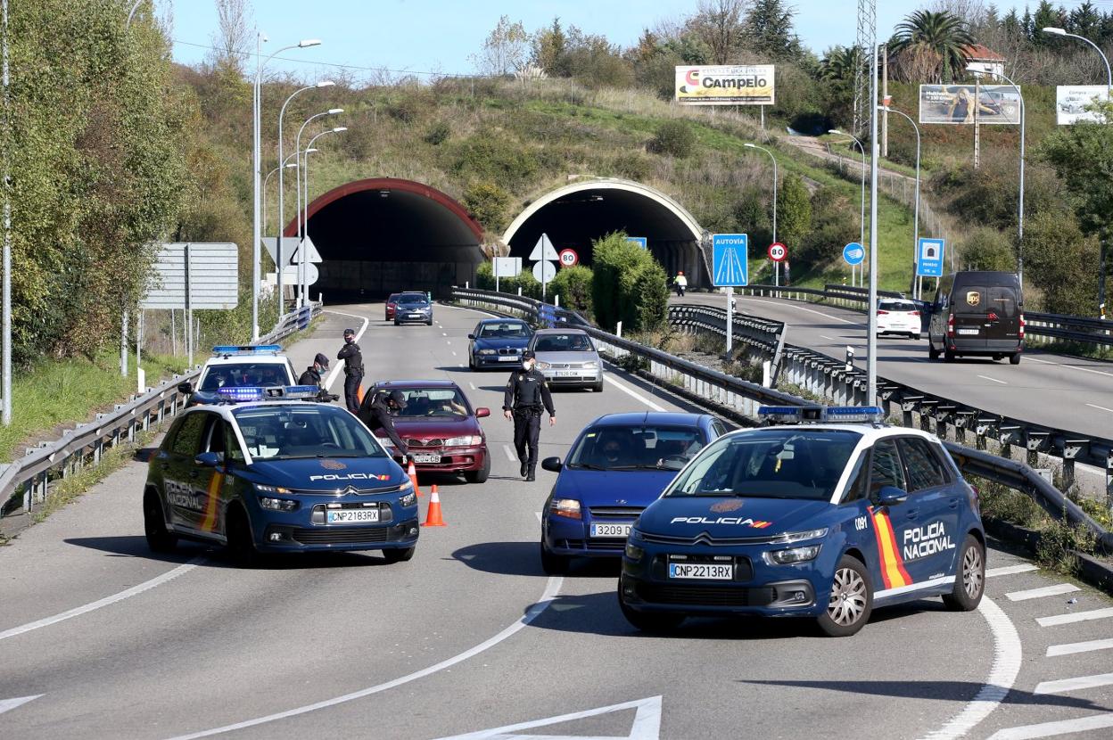 Un control policial en la AS-II durante el confinamiento de la ciudad. 