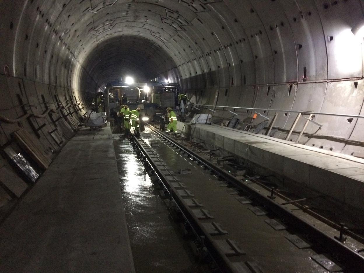 Los operarios, en el proceso de instalación de la vía en tubo oeste de los túneles de la variante de Pajares. 