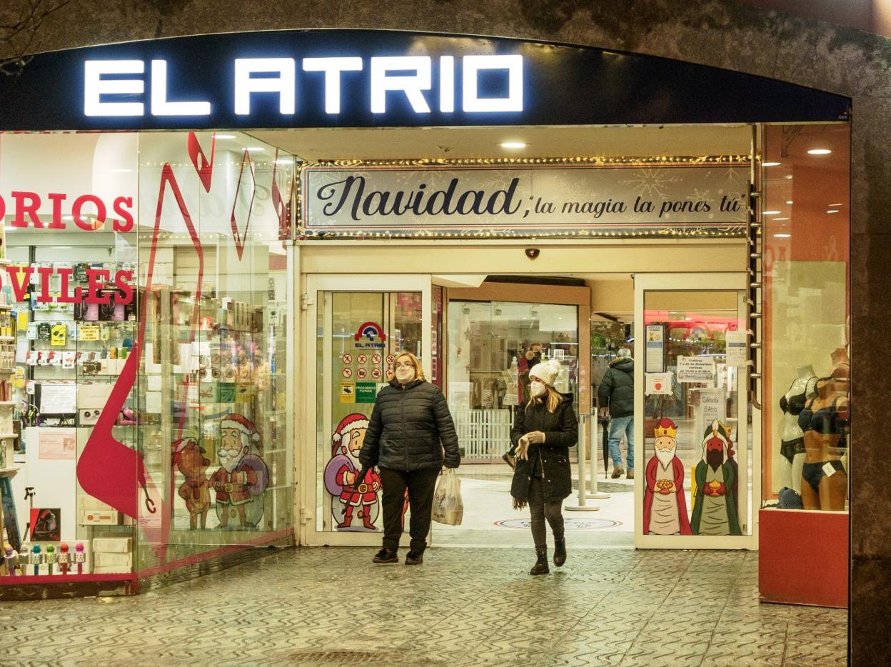 A pesar del mal tiempo hubo quien se animó en la tarde de ayer a hacer compras por Avilés. 