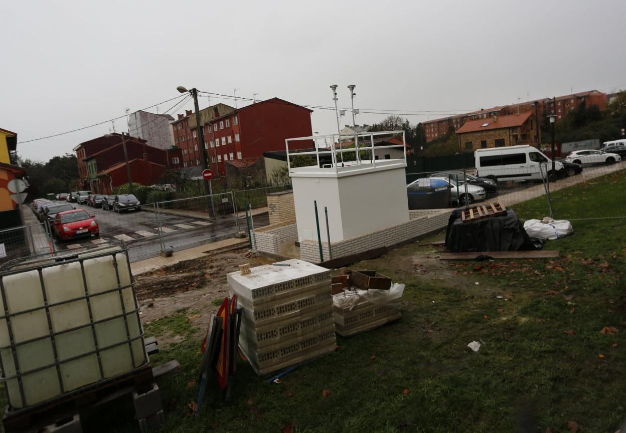 Estación de medición del aire que Arcelor está instalando junto al campo de El Frontón. 