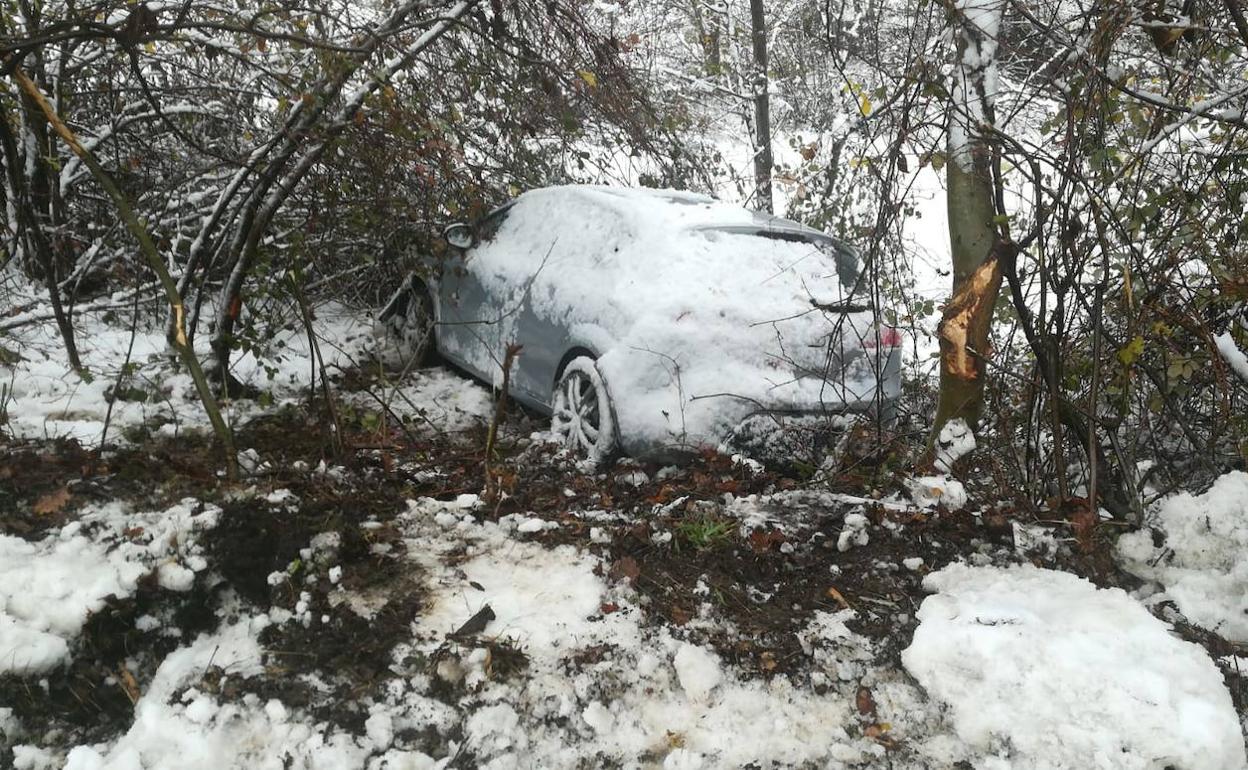 Uno de los coches que se salieron de la vía a causa de la nieve en Caso.