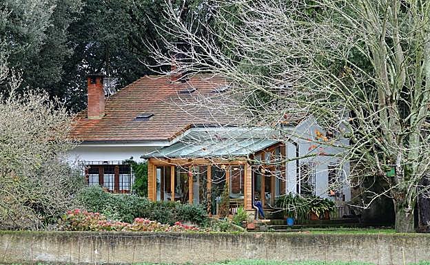Casa de la vecina de Llanes, donde fue agredida.