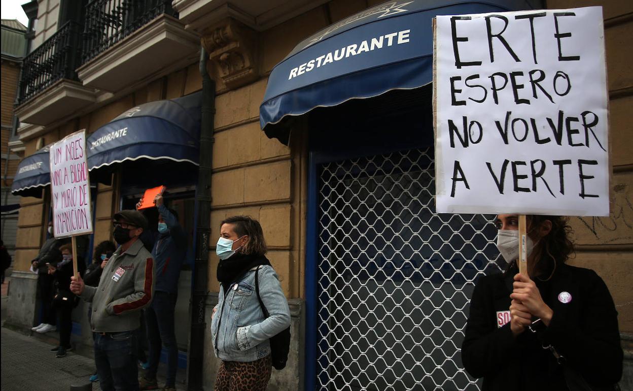 Manifestación de hosteleros en Bilbaoo por el cierre de negocios decretado para contener la pandemia.