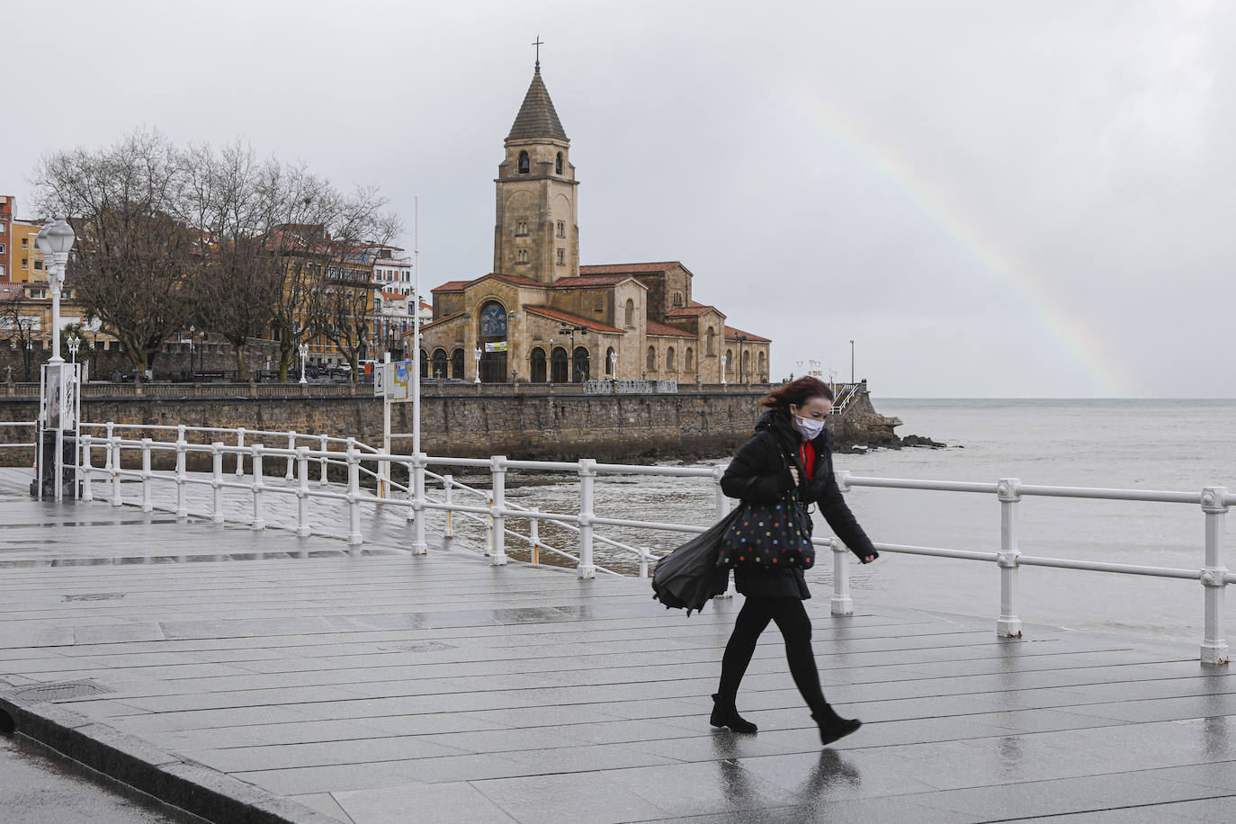 El temporal de lluvia, nieve, viento y olas ha seguido presente este lunes en el Principado