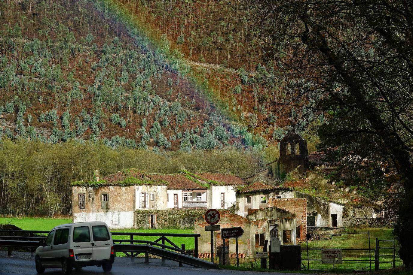 El temporal de lluvia, nieve, viento y olas ha seguido presente este lunes en el Principado