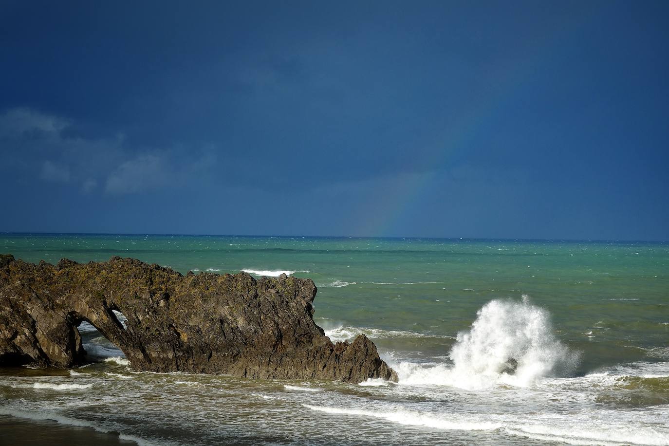 El temporal de lluvia, nieve, viento y olas ha seguido presente este lunes en el Principado