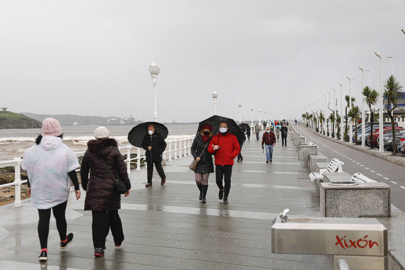 El temporal de lluvia, nieve, viento y olas ha seguido presente este lunes en el Principado