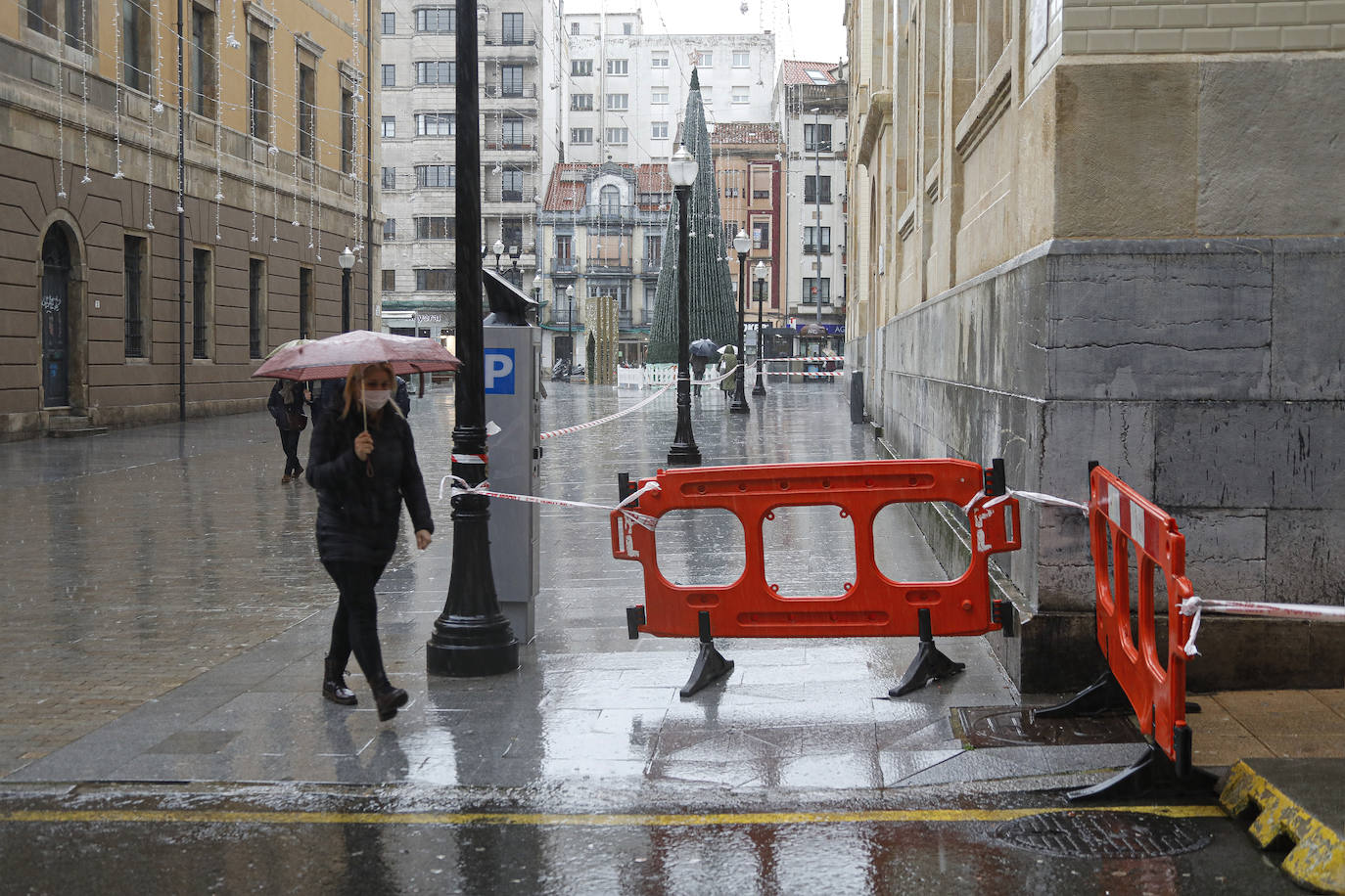 El temporal de lluvia, nieve, viento y olas ha seguido presente este lunes en el Principado