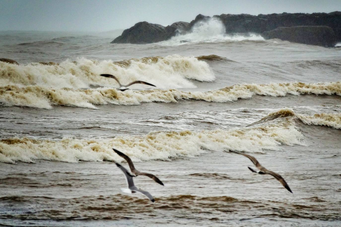 El temporal de lluvia, nieve, viento y olas ha seguido presente este lunes en el Principado