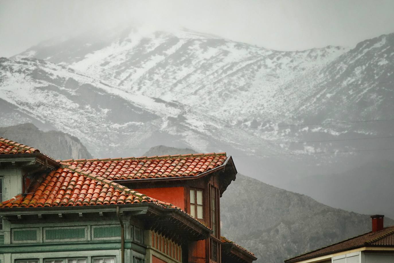 El temporal de lluvia, nieve, viento y olas ha seguido presente este lunes en el Principado