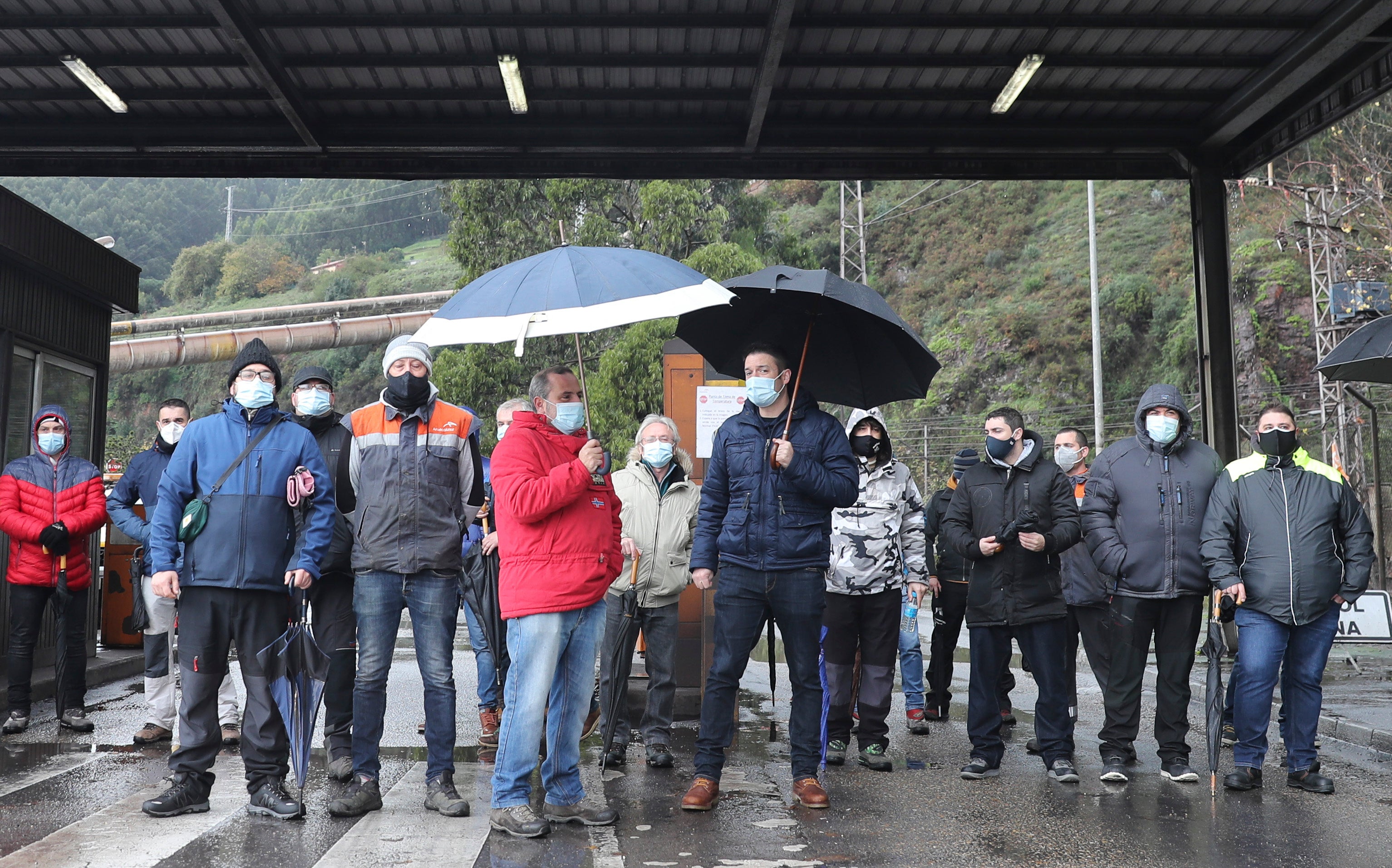 Empleados de Arcelor concentrados este lunes en la portería de Veriña.