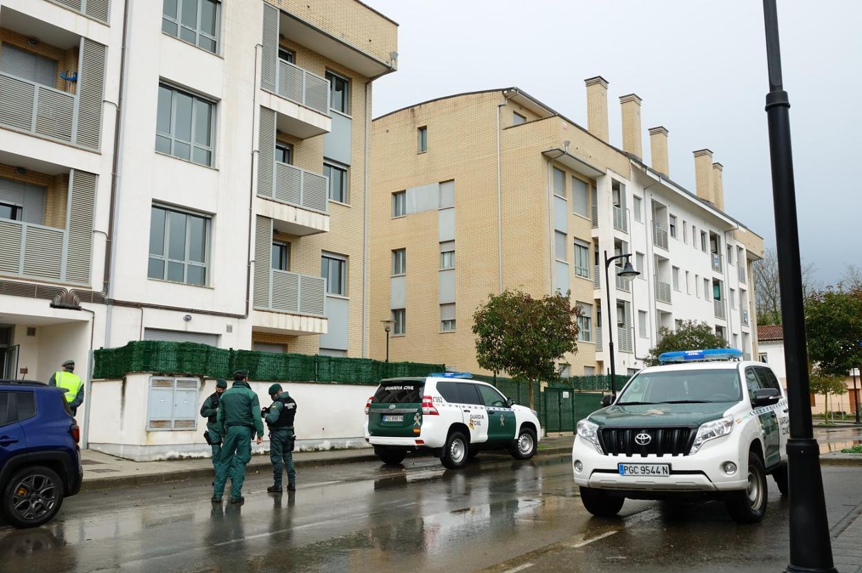La Guardia Civil a la entrada de Lledías, durante el operativo de búsqueda del atacante. 