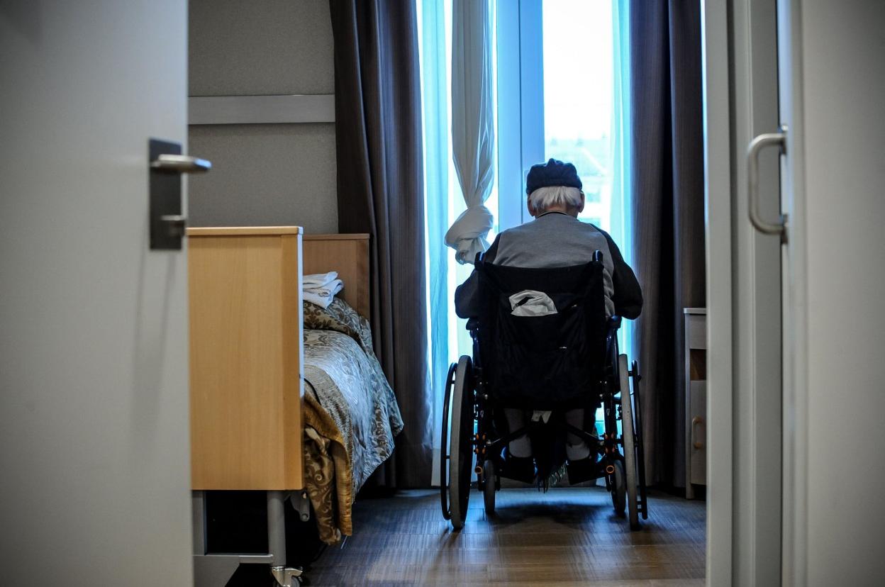 Un usuario de una residencia de ancianos de Vitoria, en una imagen tomada en abril. 