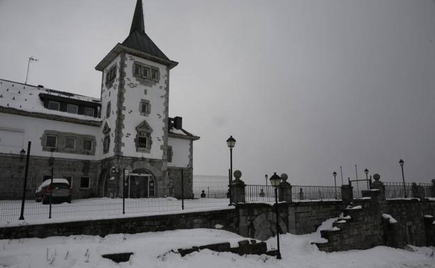 Imagen principal - Llega la nieve, pero escasa a las estaciones de esquí