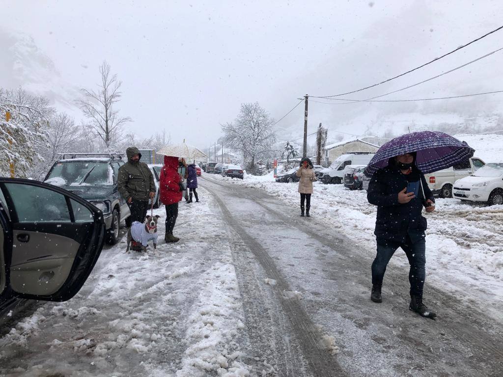 El paso de las borrascas 'Dora' y 'Ernest' ha dejado una situación «realmente complicada» en las carreteras de Asturias, en palabras del consejero de Cohesión Territorial, Alejandro Calvo. La nieve y, sobre todo, los desprendimientos y crecidas de ríos han obligado a movilizar efectivos para evitar la incomunicación de los pueblos más afectados