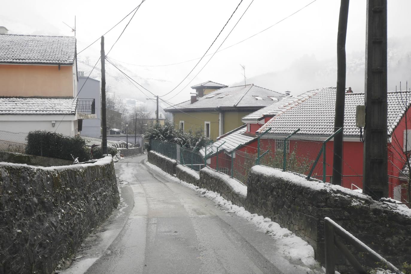 El paso de las borrascas 'Dora' y 'Ernest' ha dejado una situación «realmente complicada» en las carreteras de Asturias, en palabras del consejero de Cohesión Territorial, Alejandro Calvo. La nieve y, sobre todo, los desprendimientos y crecidas de ríos han obligado a movilizar efectivos para evitar la incomunicación de los pueblos más afectados