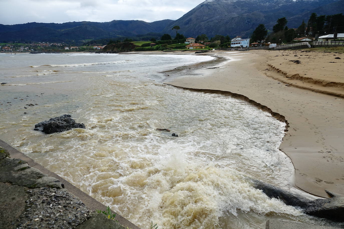 El paso de las borrascas 'Dora' y 'Ernest' ha dejado una situación «realmente complicada» en las carreteras de Asturias, en palabras del consejero de Cohesión Territorial, Alejandro Calvo. La nieve y, sobre todo, los desprendimientos y crecidas de ríos han obligado a movilizar efectivos para evitar la incomunicación de los pueblos más afectados