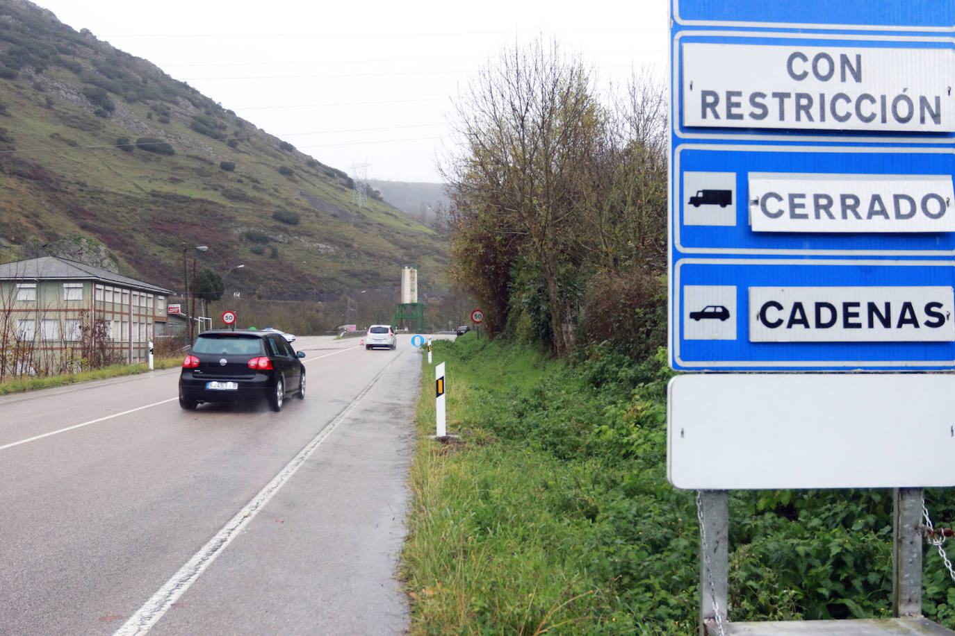 El paso de las borrascas 'Dora' y 'Ernest' ha dejado una situación «realmente complicada» en las carreteras de Asturias, en palabras del consejero de Cohesión Territorial, Alejandro Calvo. La nieve y, sobre todo, los desprendimientos y crecidas de ríos han obligado a movilizar efectivos para evitar la incomunicación de los pueblos más afectados