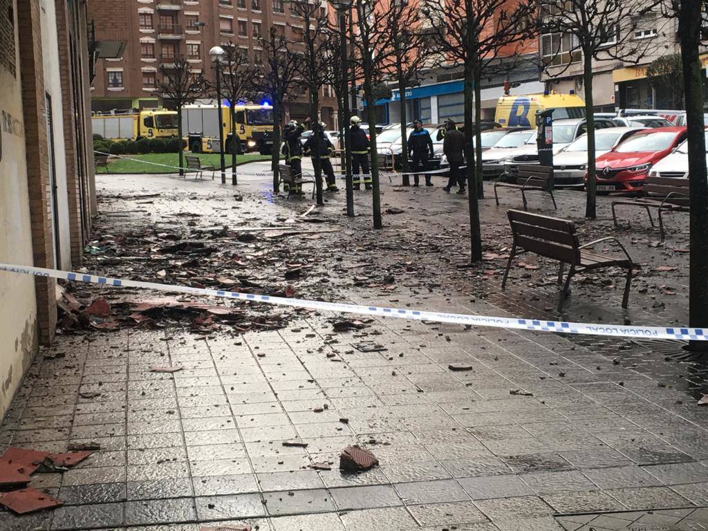 Fuertes rachas de viento en el litoral, lluvias persistentes y nevadas en la cordillera fueron algunos de los fenónemos dejados por el temporal en Asturias. El 'Dora' también provocó argayos, cortes de carreteras e inundaciones.