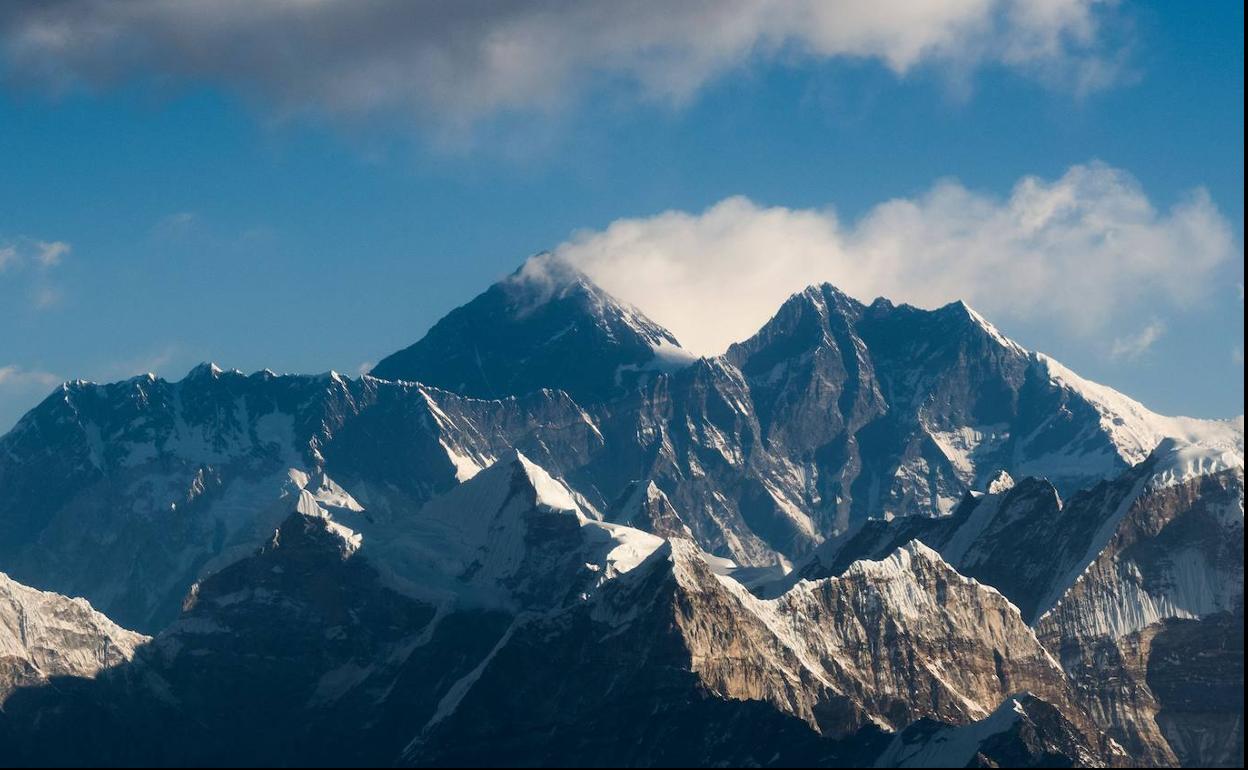 La coordillera del Himalaya, con el monte Everest de fondo.