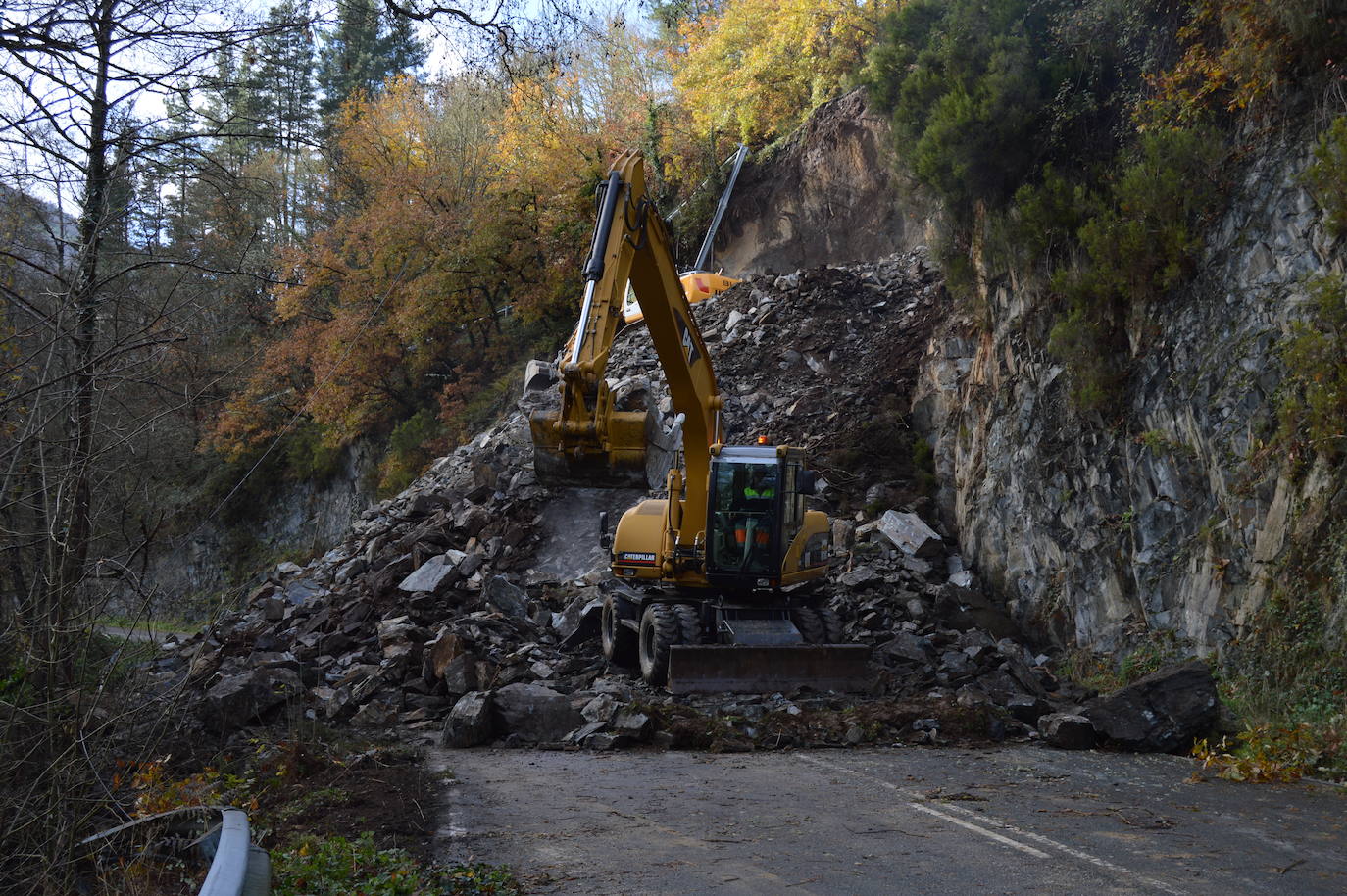 La borrasca Ernest ha llegado al Principado solo unas horas después de que Dora abandonase la región, lo que ha complicado los problemas en Asturias, con varios argayos en las carreteras y puertos en los que se han registrado intensas nevadas