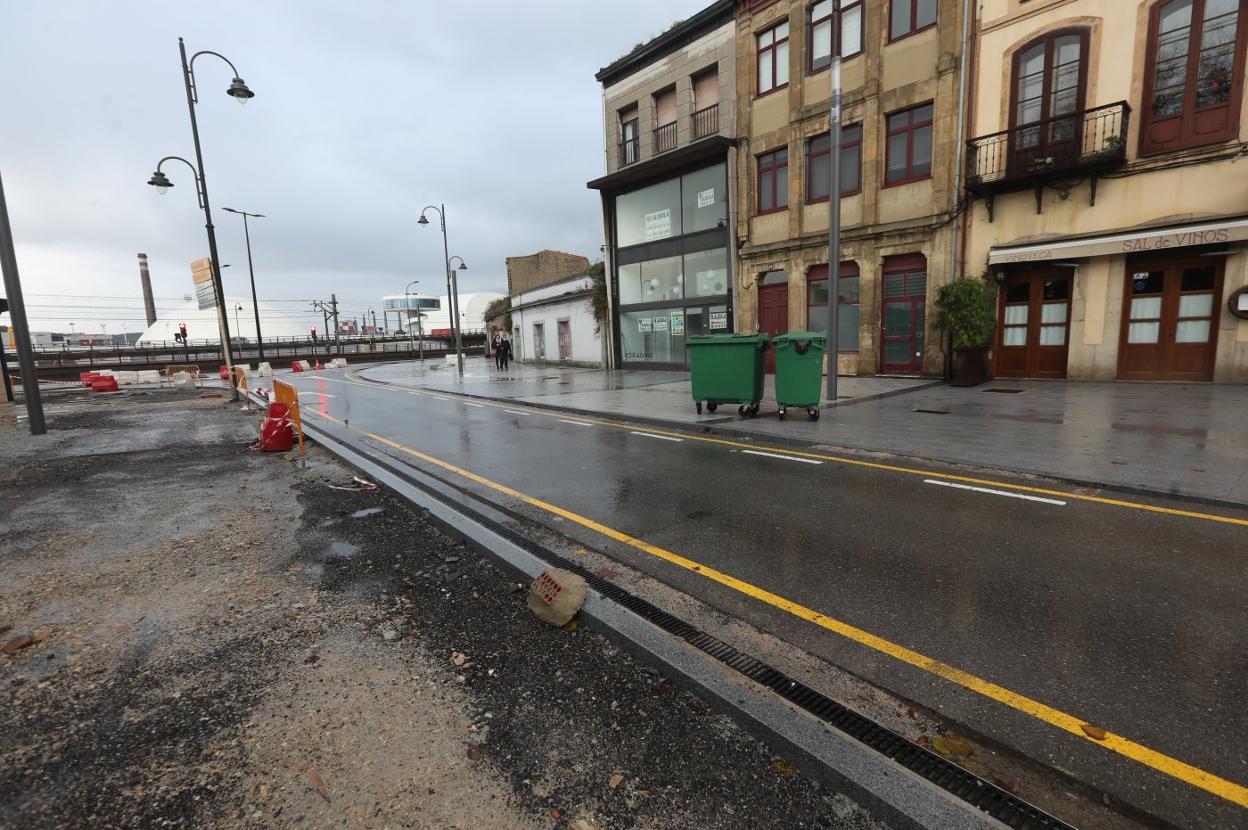 La urbanización de las calles que rodean al parque de El Muelle (700.000 euros), cuyo proyecto ha sido modificado, ha entrado en su recta final y concluirá en enero. 