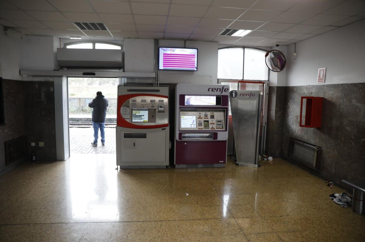 Restos de un botellón en la estación de Sama, este fin de semana. 