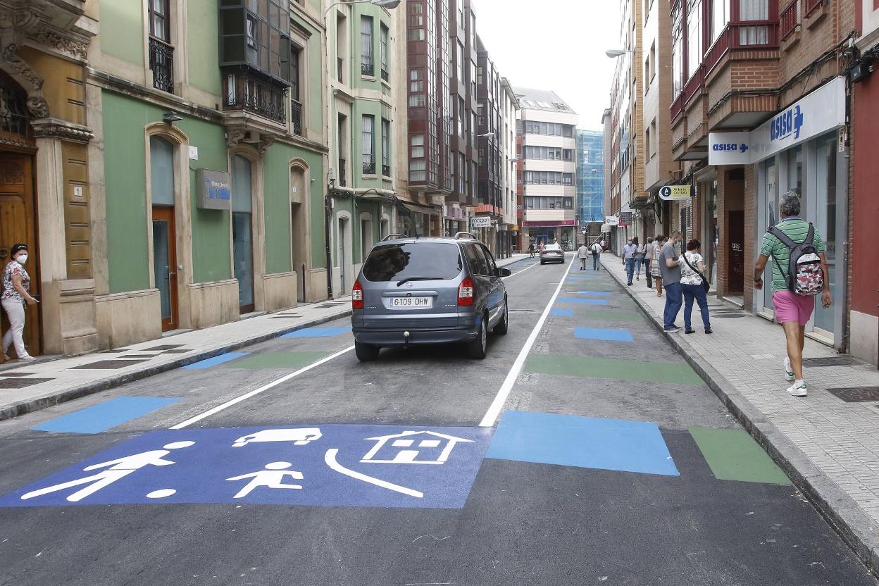 Varios vehículos, por Ruiz Gómez, ahora 'calle residencial'. 