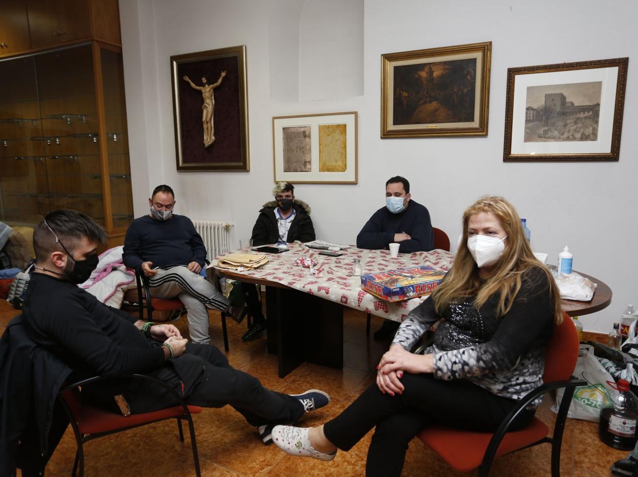 Los miembros de Asturias Suma, en su quinto día encerrados en la iglesia de San Pedro. 