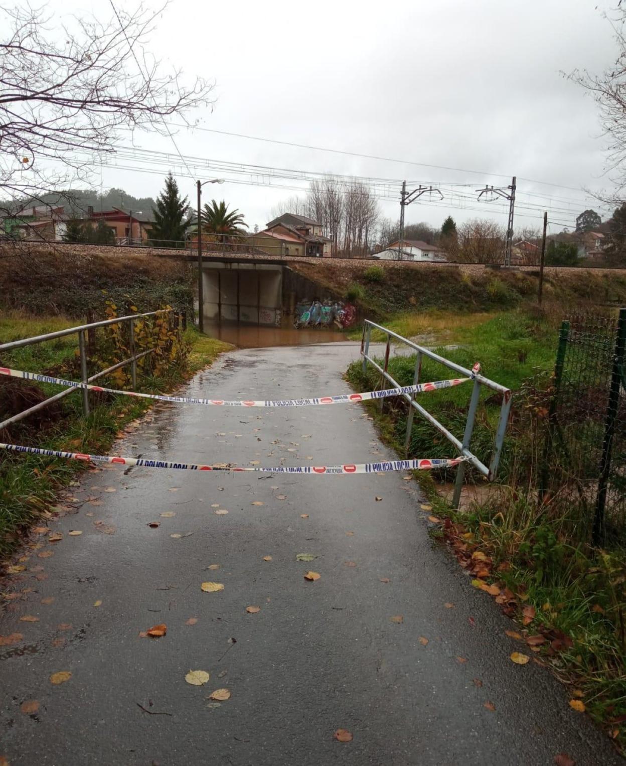 Siero. El paso del puente de Nora tuvo que ser cortado. 