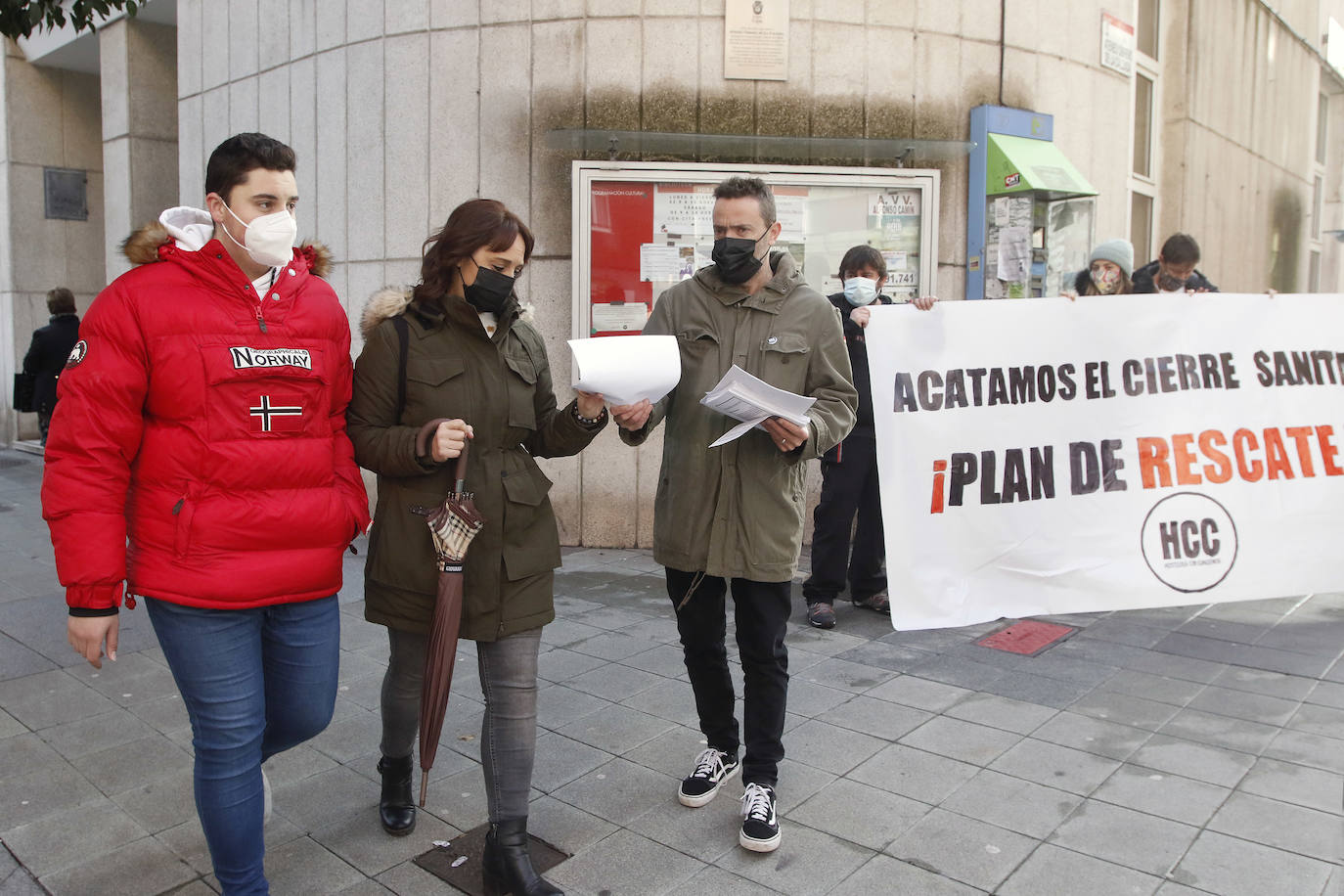 La asociación Hostelería con Conciencia ha desarrollado una nueva acción por las calles de Gijón para trasladar a la ciudadanía su situación ante el cierre impuesto por la pandemia de coronavirus.