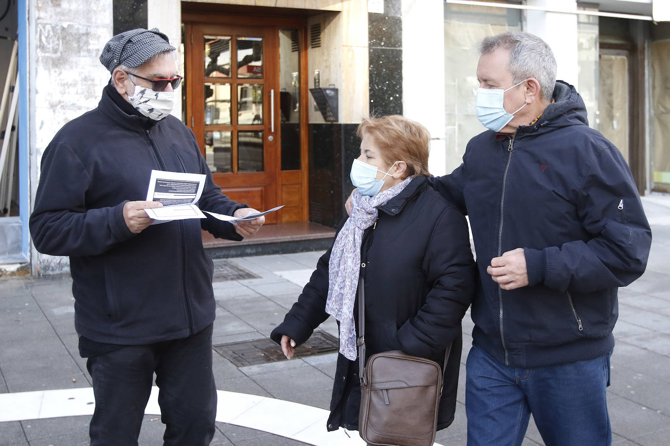 La asociación Hostelería con Conciencia ha desarrollado una nueva acción por las calles de Gijón para trasladar a la ciudadanía su situación ante el cierre impuesto por la pandemia de coronavirus.