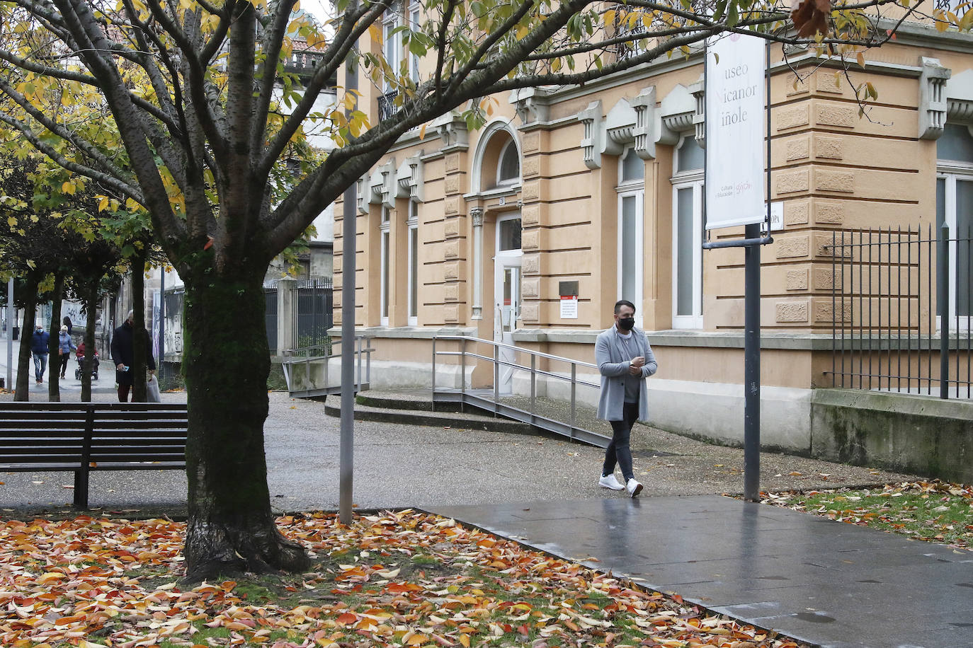 Tras más de un mes cerradas, las salas empiezan a recibir a cuentagotas a sus primeros visitantes 
