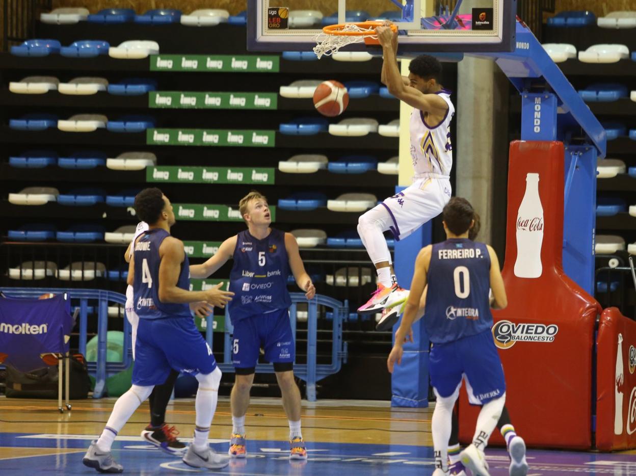 El alero Preston Purifoy machaca la canasta ovetense, ante la mirada de Harald Frey, Elijah Brown y Pablo Ferreiro. 