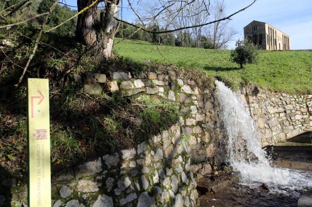 El agua encuentra su paso en el prao donde se levanta Santa María. 