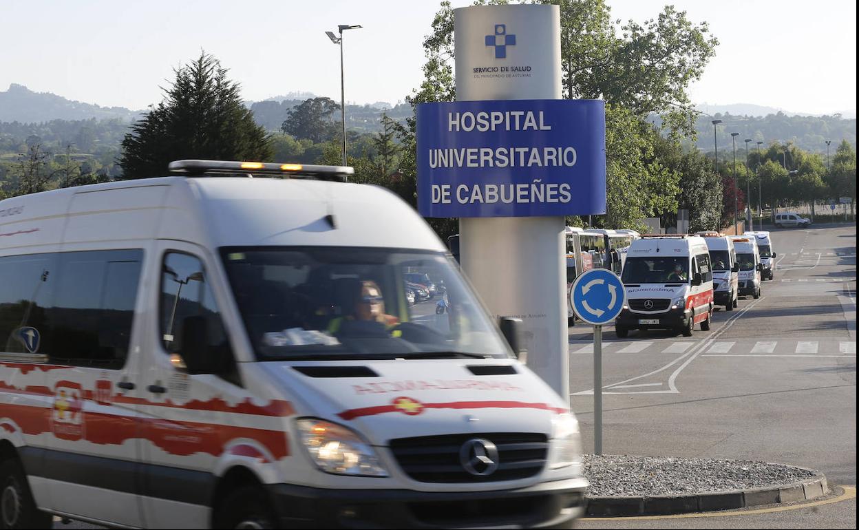Una ambulancia llega al Hospital de Cabueñes, en Gijón.