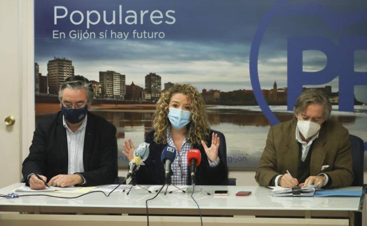 Pablo González, Teresa Mallada, y Alberto López-Asenjo, en la sede del PP de Gijón.