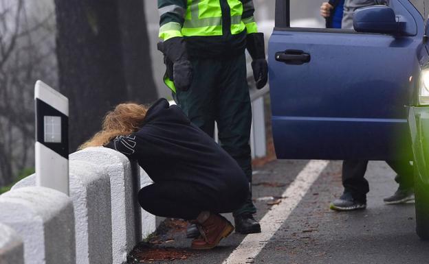 Raquel García Bolaños, hija y hermana de los fallecidos, rota de dolor a su llegada a la isla