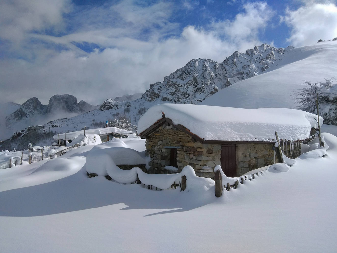 El paisaje de Asturias nos deja espectaculares estampas al atardecer. Son auténticas imagenes de postal que muestran la belleza y el colorido de la región.