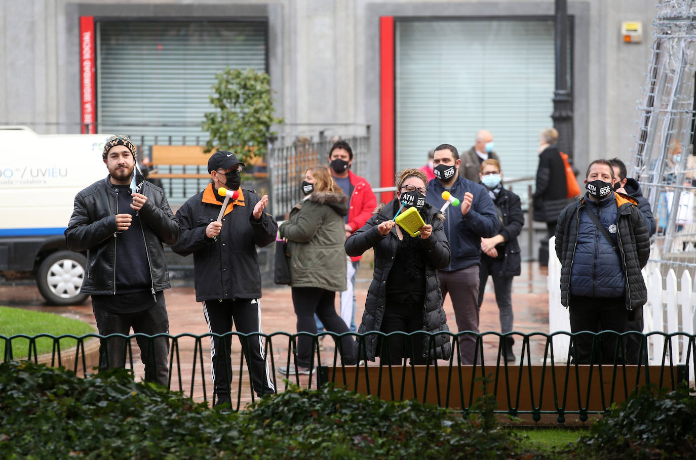 Cientos de hosteleros volvieron a protestar en Oviedo por las restrictivas medidas impuestas por el Principado para la reapertura. Previamente, los trabajadores del sector cultural también se concentraron en la capital para reivindicar que su gremio también es «parte de la solución». 