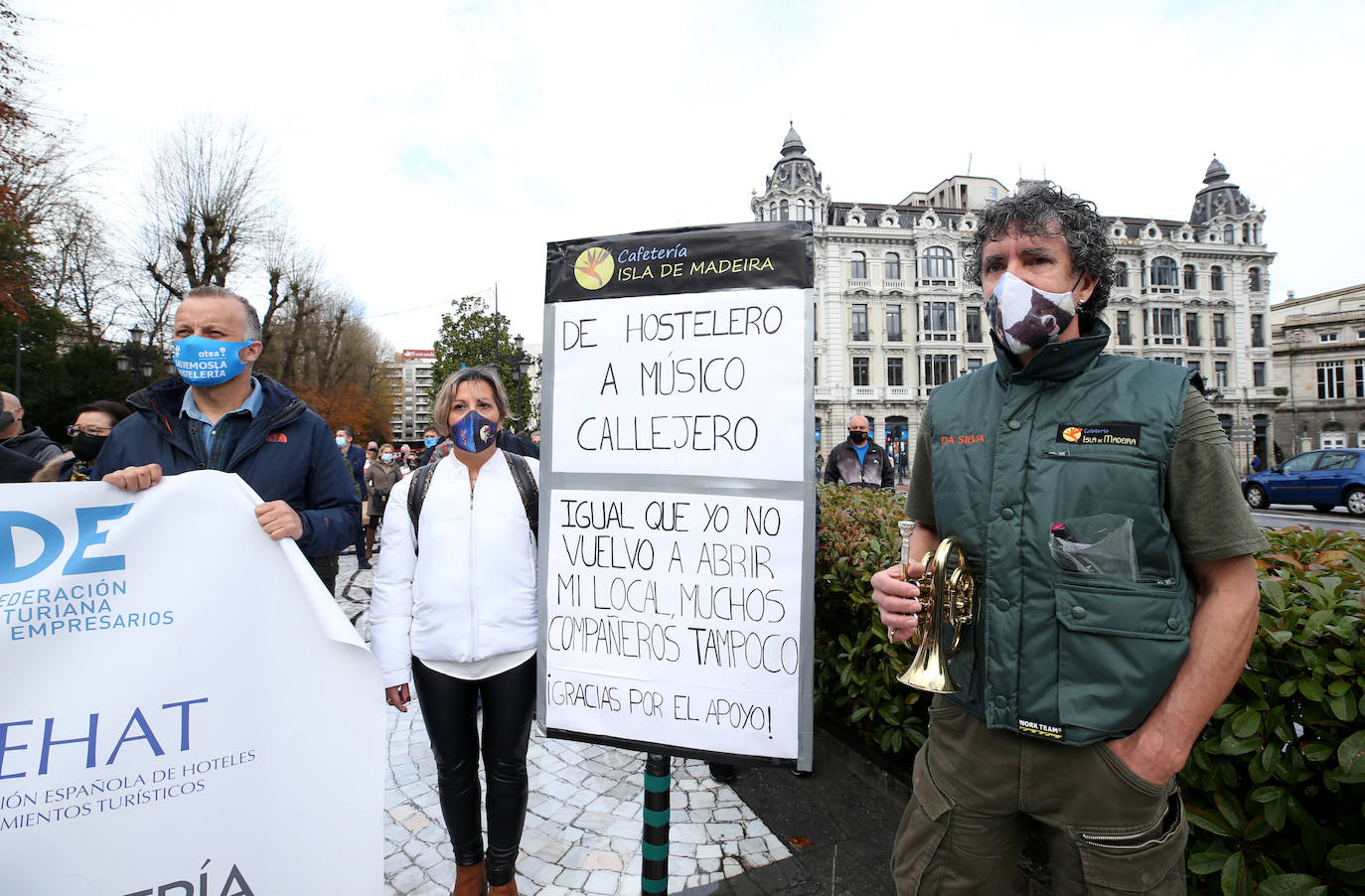 Cientos de hosteleros volvieron a protestar en Oviedo por las restrictivas medidas impuestas por el Principado para la reapertura. Previamente, los trabajadores del sector cultural también se concentraron en la capital para reivindicar que su gremio también es «parte de la solución». 