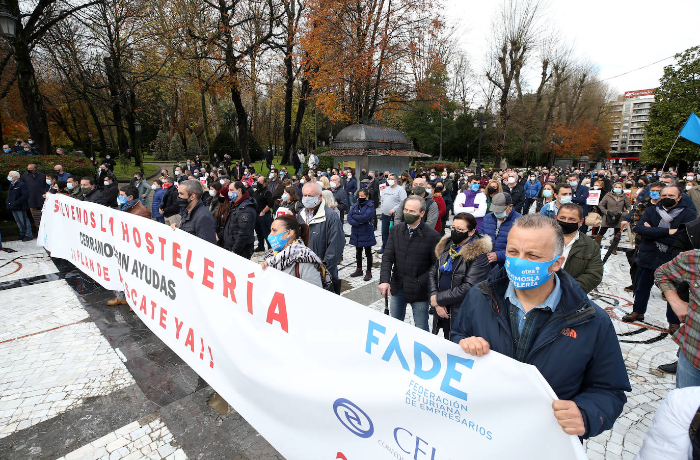 Cientos de hosteleros volvieron a protestar en Oviedo por las restrictivas medidas impuestas por el Principado para la reapertura. Previamente, los trabajadores del sector cultural también se concentraron en la capital para reivindicar que su gremio también es «parte de la solución». 