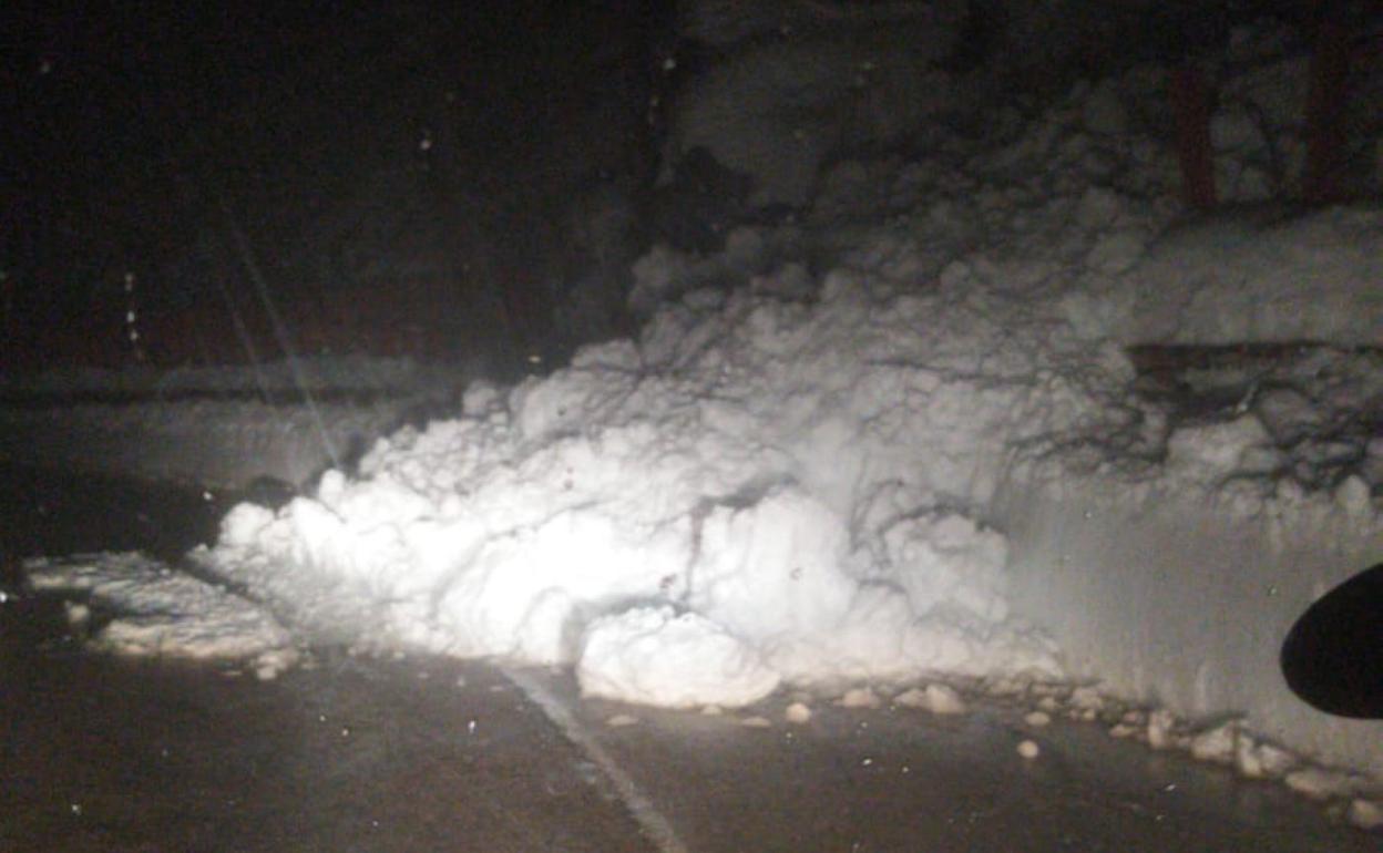 Un alud cortó la carretera del puerto de San Isidro. 