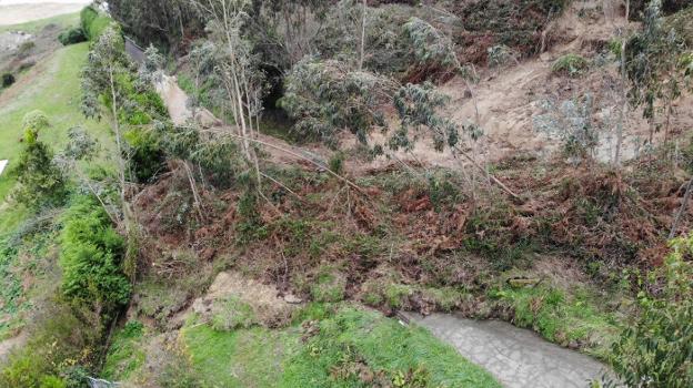 El argayo que cortó el acceso a la playa de Merón. 