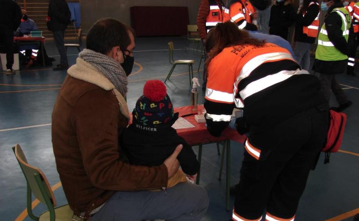 Un padre y su hijo se realizan la prueba de la covid-19 