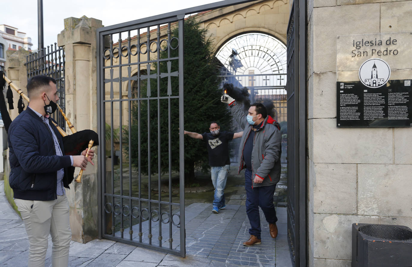 Ocho días permanecieron encerrados en la iglesia de San Pedro los cinco hosteleros de Asturias Suma que reclamaban la reapertura inmediata del sector