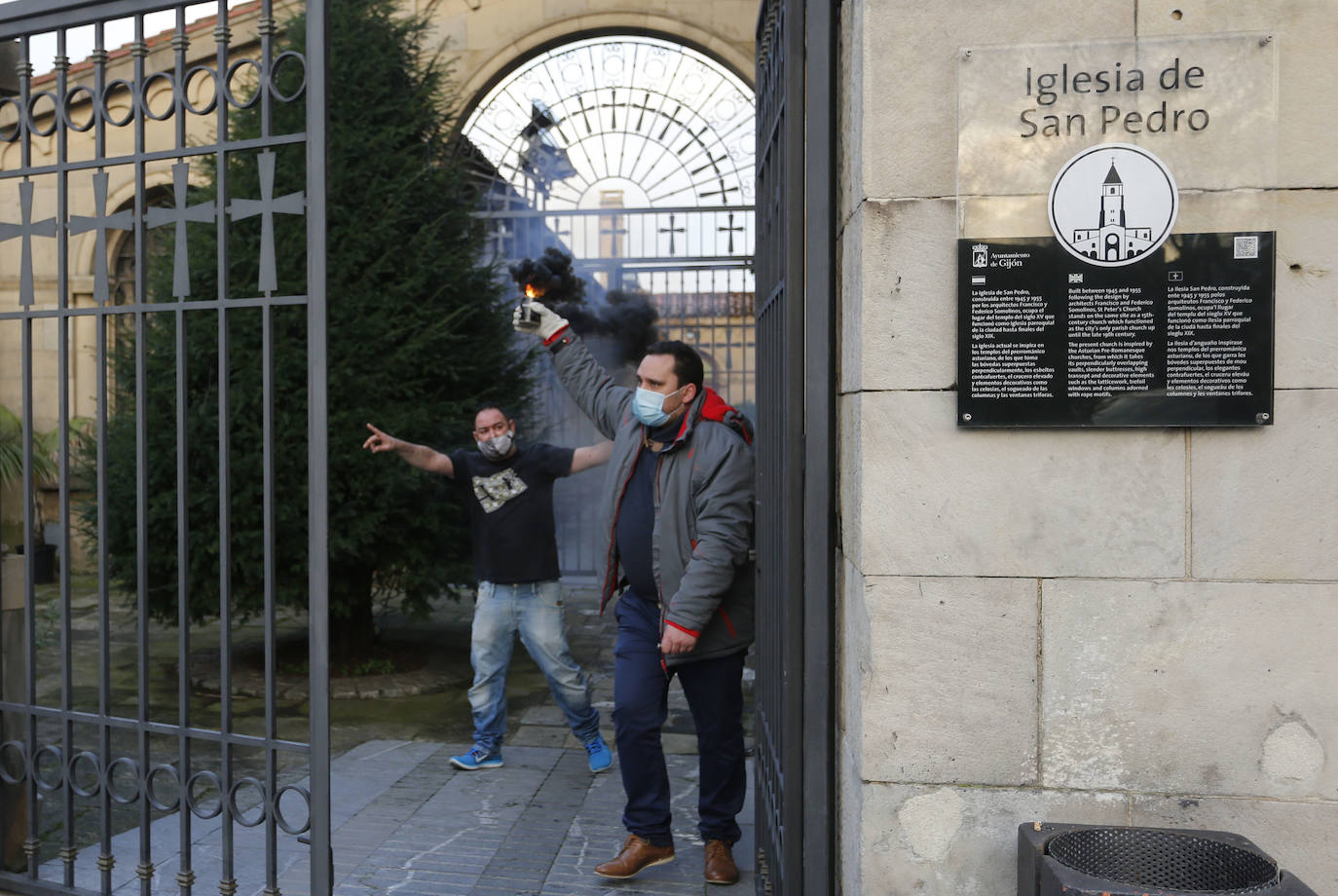 Ocho días permanecieron encerrados en la iglesia de San Pedro los cinco hosteleros de Asturias Suma que reclamaban la reapertura inmediata del sector