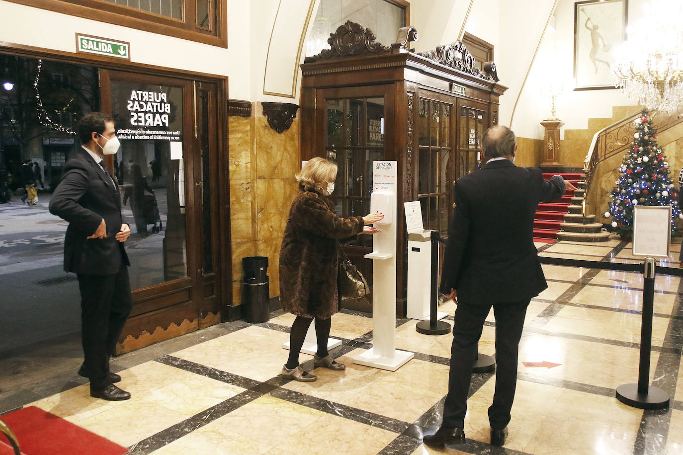 El teatro Jovellanos volvió a abrir sus puertas con la obra 'Conservando memoria'. El espectáculo tuvo un aforo limitado de cuarenta personas.