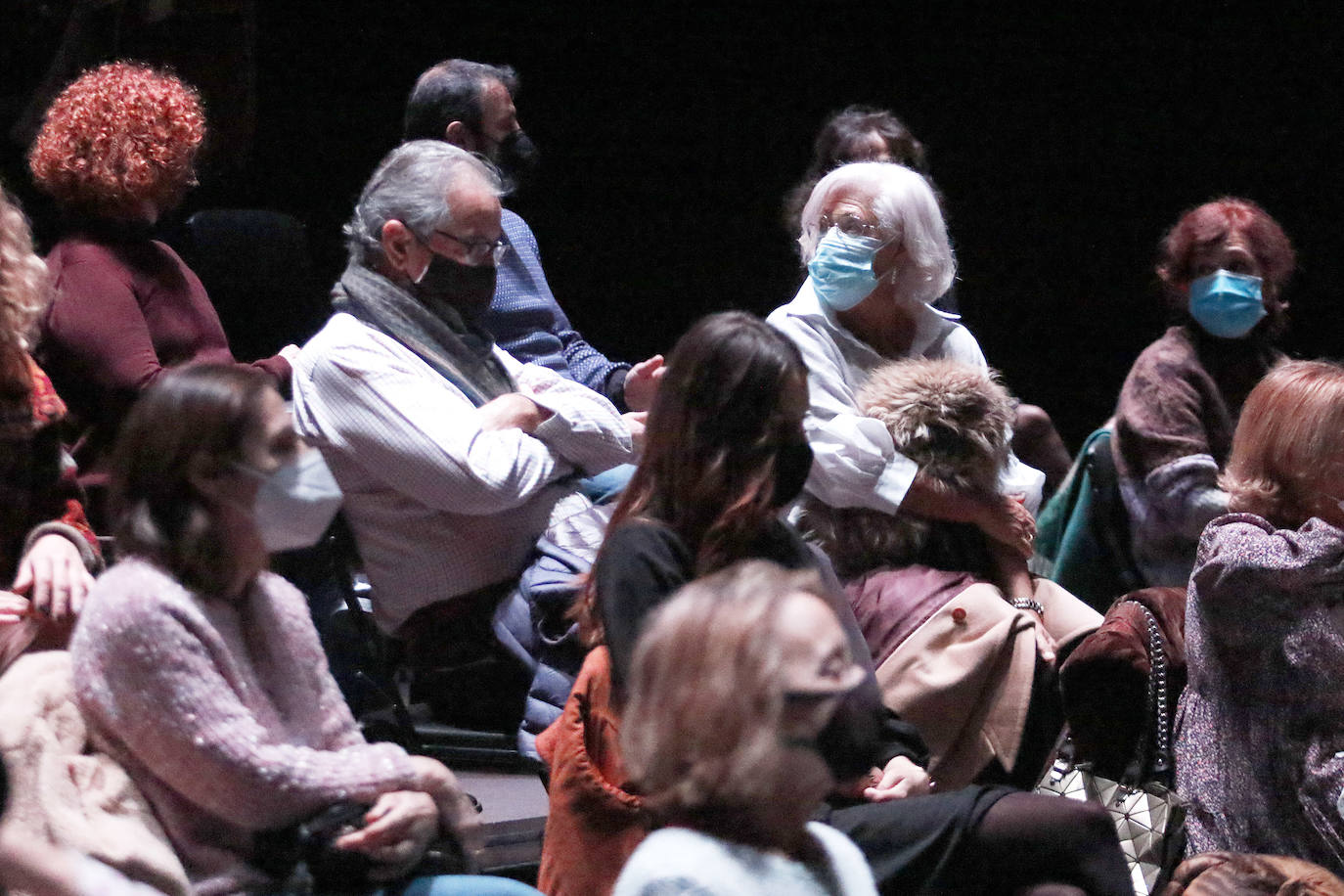 El teatro Jovellanos volvió a abrir sus puertas con la obra 'Conservando memoria'. El espectáculo tuvo un aforo limitado de cuarenta personas.