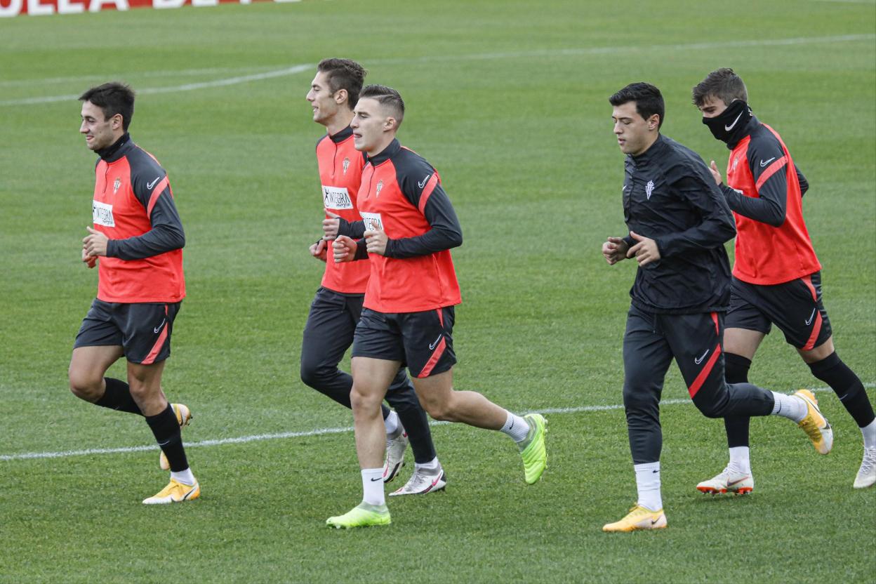 Bogdan, junto a Gragera, corre por el campo 2 de Mareo. 